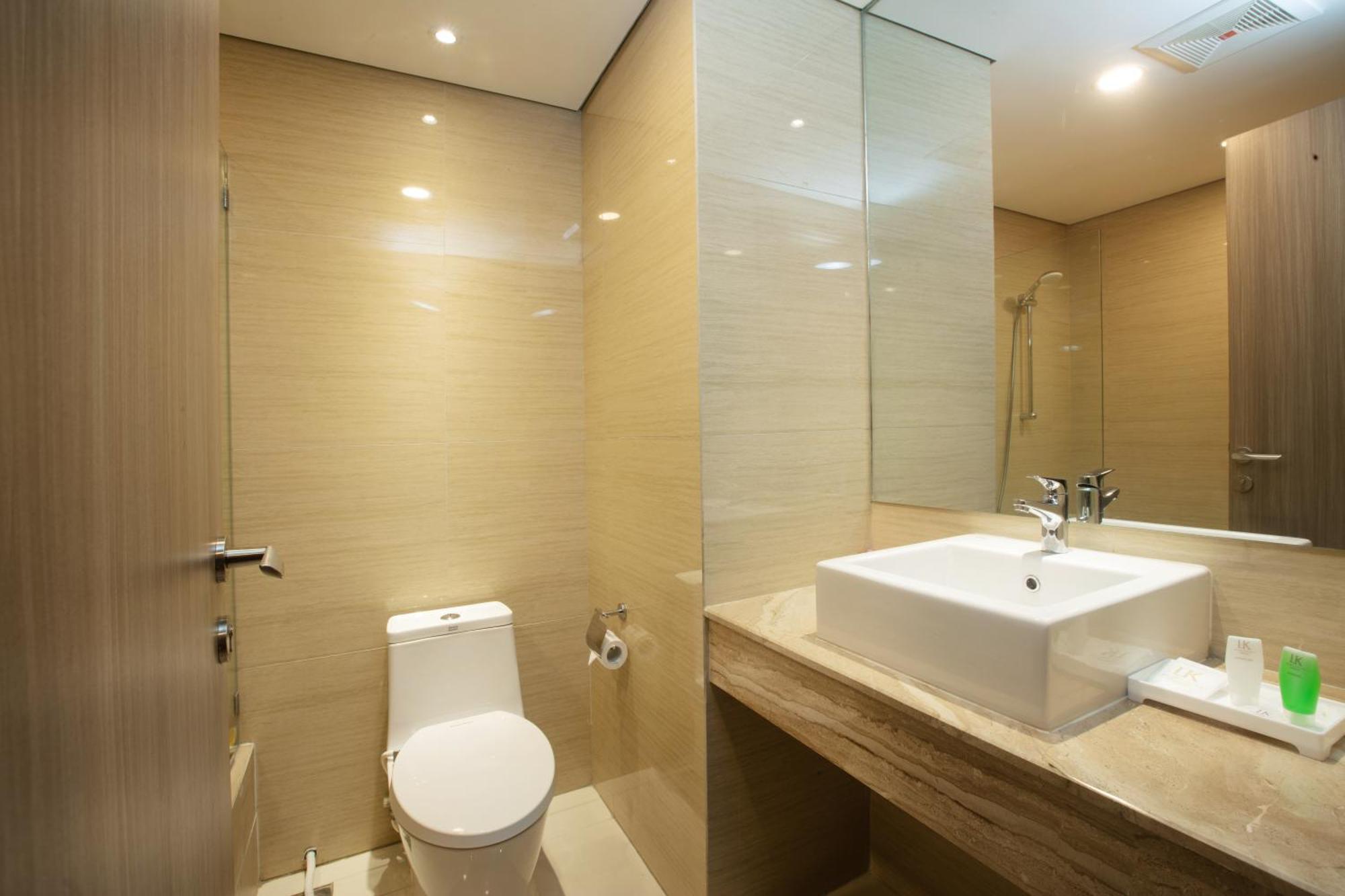 Louis Kienne Cikarang Hotel & Service Apartment Bekasi Eksteriør billede