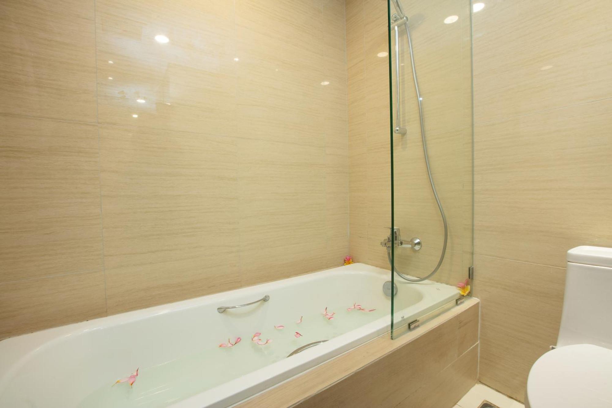 Louis Kienne Cikarang Hotel & Service Apartment Bekasi Eksteriør billede
