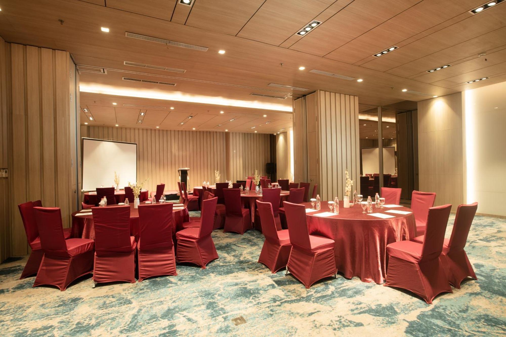 Louis Kienne Cikarang Hotel & Service Apartment Bekasi Eksteriør billede