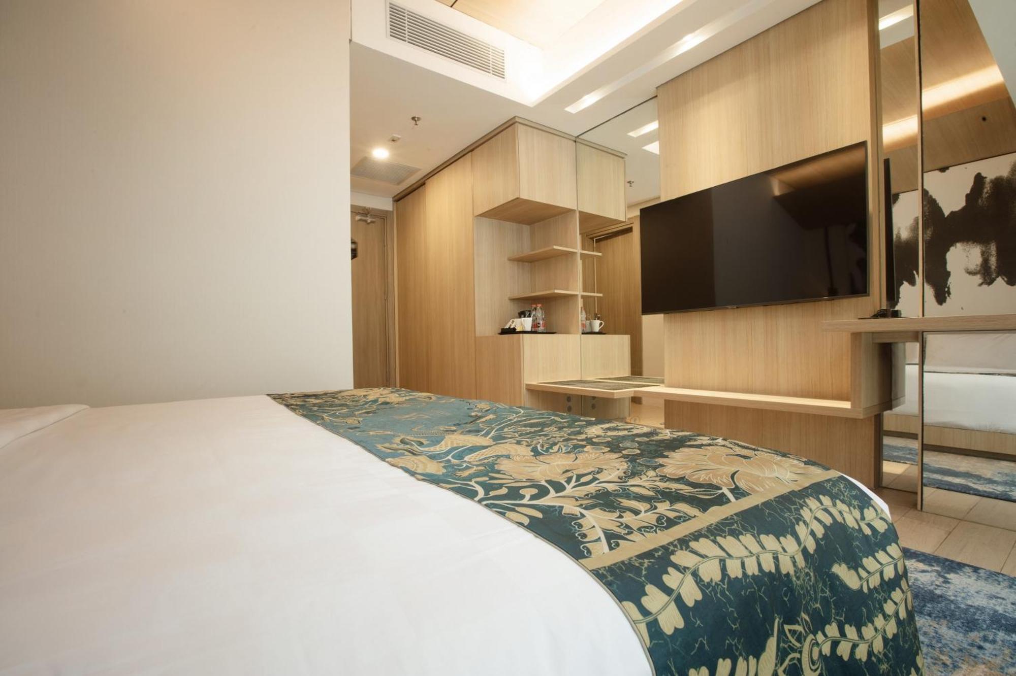 Louis Kienne Cikarang Hotel & Service Apartment Bekasi Eksteriør billede
